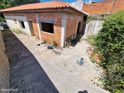 Moradia T3 de pedreiro, isolada e térrea na Vila de Cucujães