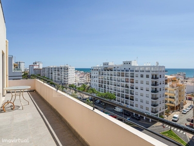 QUARTEIRA - Penthouse com garagem e vista mar no centro d...