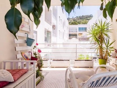 Espaçoso e luminoso apartamento T3, com ampla varanda e um terraço encantador!