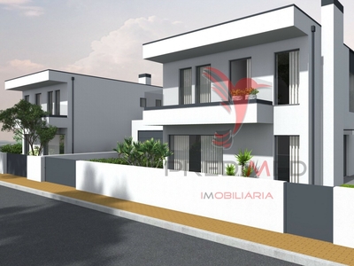 Moradia T4 nova, com excelente exposição solar, isolada, Arquitetura Moderna situada em Montes de Azurva,
