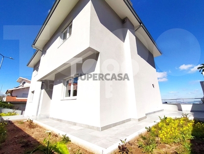 Villa T4 à venda em Vilar de Andorinho