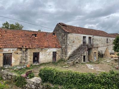 Característica propriedade rural no Litoral do Douro, com 15 hectares, composta por 5 edificações para restauração, localizada em Sande, Marco de Canaveses, a apenas 40 minutos do Porto.