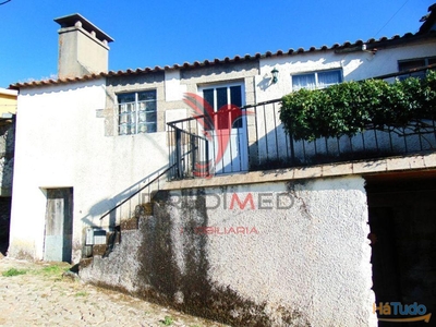 Casa com quintal para recuperar em Abaças / Vila Real