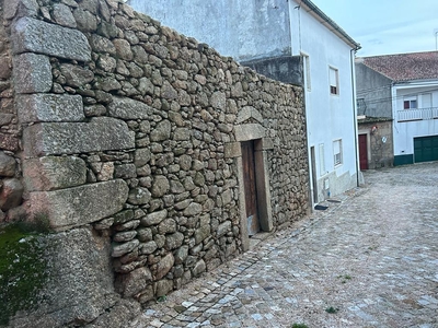 Casa em pedra, para reconstrução, Escalos de Baixo, Castelo Branco