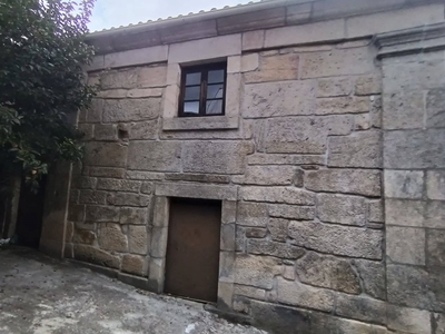 Casa em pedra secular de cantaria, com pátio e terreno