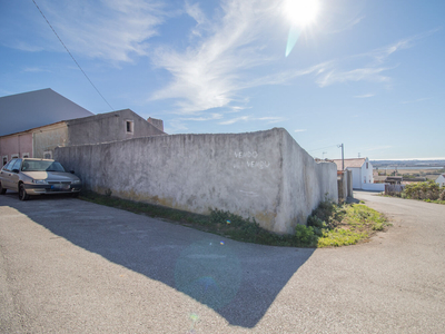 Casa para reconstrução com anexo e logradouro, em Feteira de Baixo, concelho de Figueira da Foz.