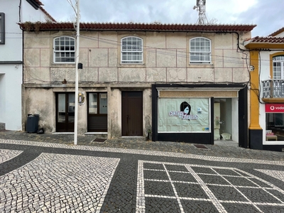 Moradia no centro da cidade da Praia da Vitória-Excelente oportunidade de investimento-Ilha Terceira-Açores