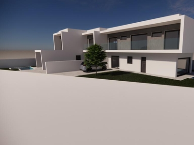 Moradia T3 Geminada de Arquitetura moderna, com estacionamento e piscina