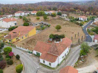 Moradia T4 com terreno urbano com 3650 m2. em Rua do Ribeiro, Machados, Boavista, Leiria
