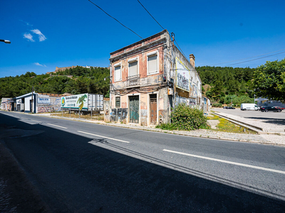 Prédio para remodelação em Setúbal, entre a Av. Luisa Todi e a Serra da Arrábida