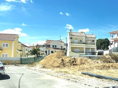 Terreno Urbano sito na Sobreda com projeto para construção de moradia unifamiliar isolada T3 com piscina