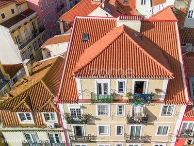 Apartamento T1 para recuperar na Misericórdia – Lisboa