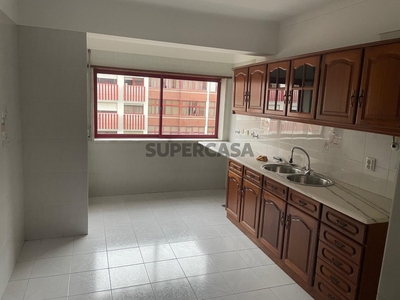 Apartamento T4 para arrendamento na Rua do Trabalhador