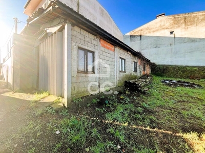 Moradias para restauro com terreno de 1600m2 em Alvarelhos, Trofa