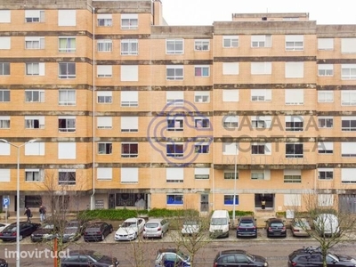 Apartamento T3 com varanda e lugar de garagem, Porto