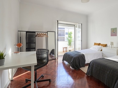 Aluga-se quarto em apartamento de 7 quartos em Santa Cruz, Lisboa