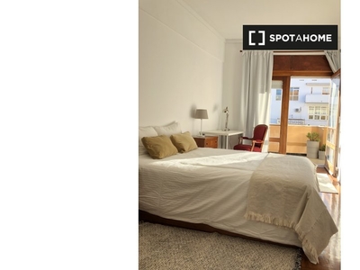 Aluga-se quarto em apartamento T4 em Algés, Lisboa