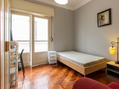 Quarto espaçoso em apartamento de 4 quartos em Benfica, Lisboa