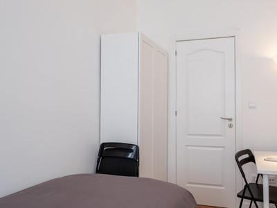 Quarto para alugar em apartamento de 3 quartos em Carnide, Lisboa
