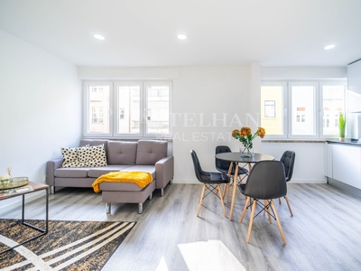Apartamento T2 totalmente remodelado e mobilado na Penha de França