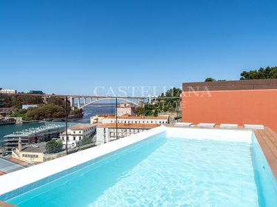 Penthouse T3 com piscina privada e vistas sobre o Rio Douro