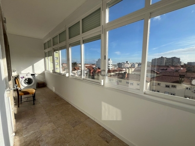 Apartamento T3 para arrendamento na Avenida do Brasil
