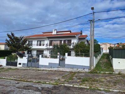 Casa Geminada T4 Duplex à venda na Rua Cesário Verde