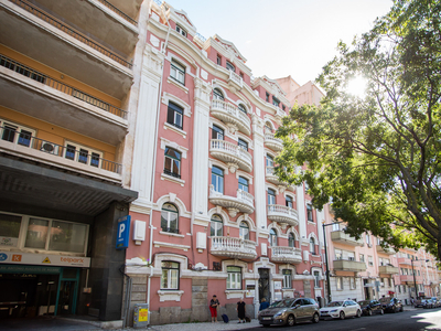 Apartamento com 8 assoalhadas, na Avenida António Augusto Aguiar