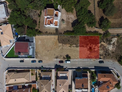 Terreno Urbano para construção na Quinta da Serralheira, sito em zona de gama média-alta