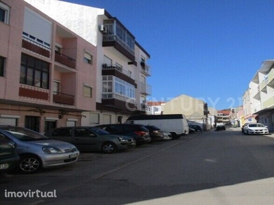Apartamento T1 renovado e com estacionamento em Benfica
