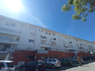Apartamento T4 com varanda e estacionamento no Campo Grande