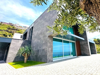 Luxury Property - Moradia T3 Contemporânea - Estreito de Câmara de Lob