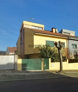 Casa Geminada T4 Triplex à venda na Rua Padre António Romeiro Alves do Vale