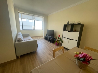 Excelente Apartamento T1 +1, mobilado e equipado com estacionamento privativo no centro de Quarteira, Algarve.