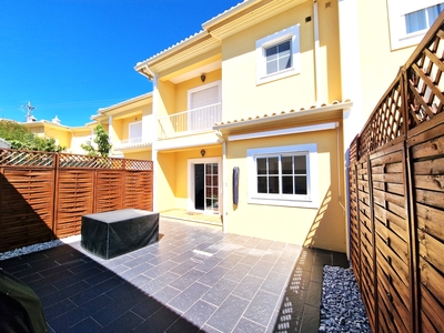 Moradia T2+1 condomínio fechado com piscina e zona de jardim, garagem, em bom estado, no Algarve, Portugal.