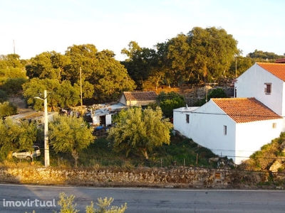 Casa com quintal em Santo António das Areias com vista para Marvão