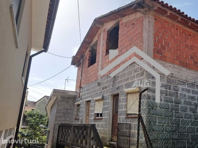 Casa para restaurar localizada em Bouro Santa Maria Amares