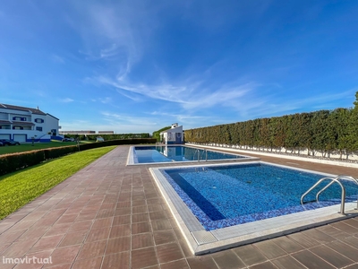 Excelente Moradia T4+1 em Condomínio Fechado com piscina e jardim