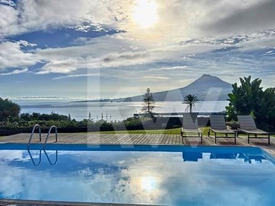 Experiência Única de Luxo na Ilha do Faial: Moradia Exclusiva com Vista Deslumbrante