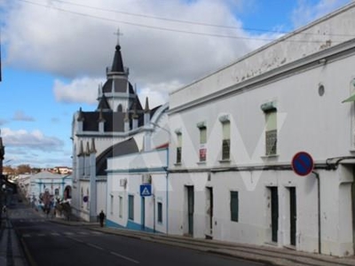 Prédio com 958 m2, situado no centro da cidade de Reguengos de Monsaraz