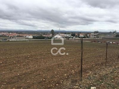 Terreno com 15000 M2 todo vedado, com viabilidade de construção e bons acessos a 50 metros da estrada, água e luz elétrica.