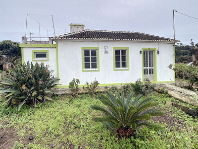 Moradia para restaurar em São Brás-Praia da Vitória-Ilha Terceira-Açores
