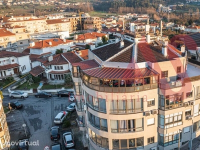 Apartamento T3 recuado com terraço em Urgezes Guimarães