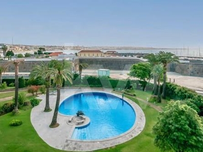 FOR RENTAL; A T5 in a closed condominium, with sea view which overlooks the marina practically in the centre of Cascais.