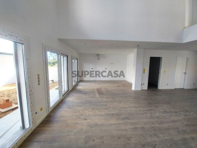 Moradia T5 Duplex à venda em Laranjeiro e Feijó