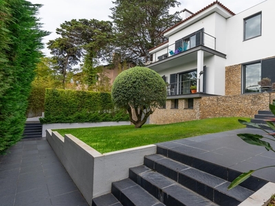 5+1 Bedroom Villa in Estoril, with Privacy and Comfort