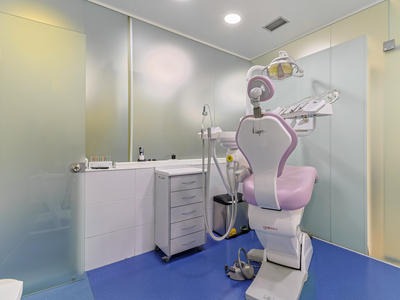 Clínica Dentária + Laboratório de Prótese, localizada na Amadora em rua de grande movimento