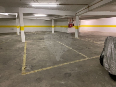 Garagem para arrendar em São Domingos de Benfica, Lisboa