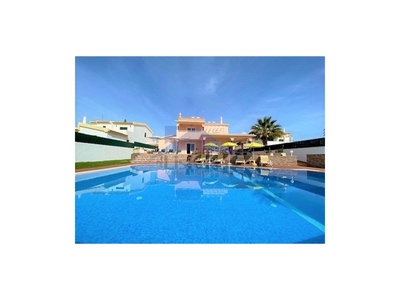 Moradia T5 com piscina na Urbanização Praia da Galé