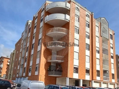 Apartamento T2 para arrendamento em Santo António dos Olivais